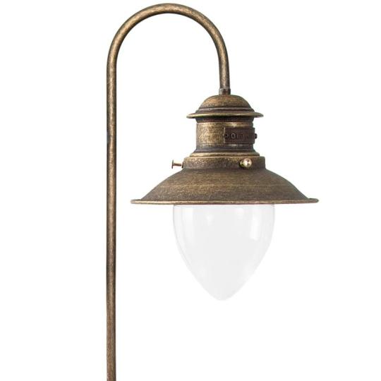 vintage mosadzna stojanova lampa klasicka rustikalna antikovana so sklenenym tienidlom vidiecke osvetlenie citacia lampa obyvacka ohybana lampa industrialne dedinsky dom Balaton rekreacny dom.jpg